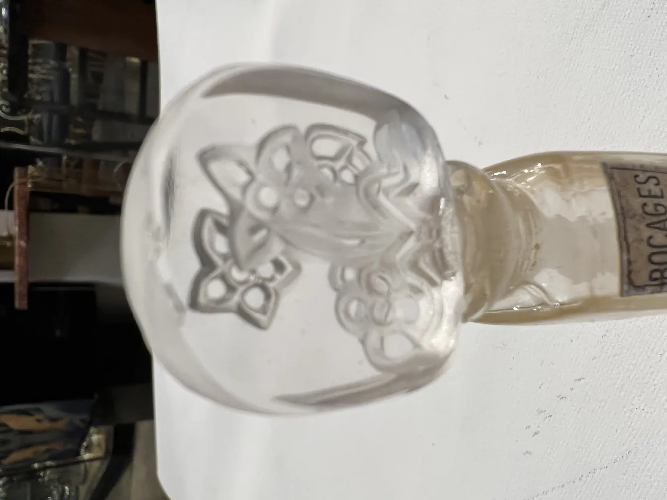 alte Parfümflasche mit dekorativem Blumendesign