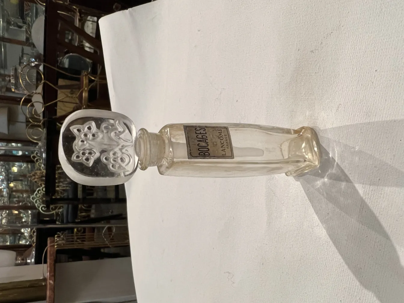 frasco de perfume antigo com design decorativo e etiqueta visível