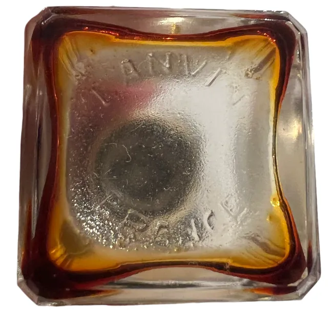 flacon de parfum antique avec un design unique en ambre et un style classique