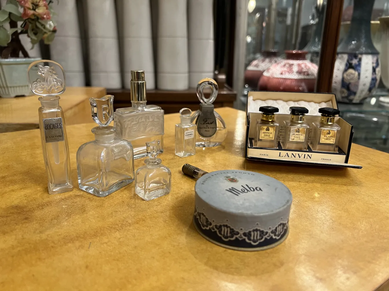 frascos de perfume antigos com diferentes formas e tamanhos