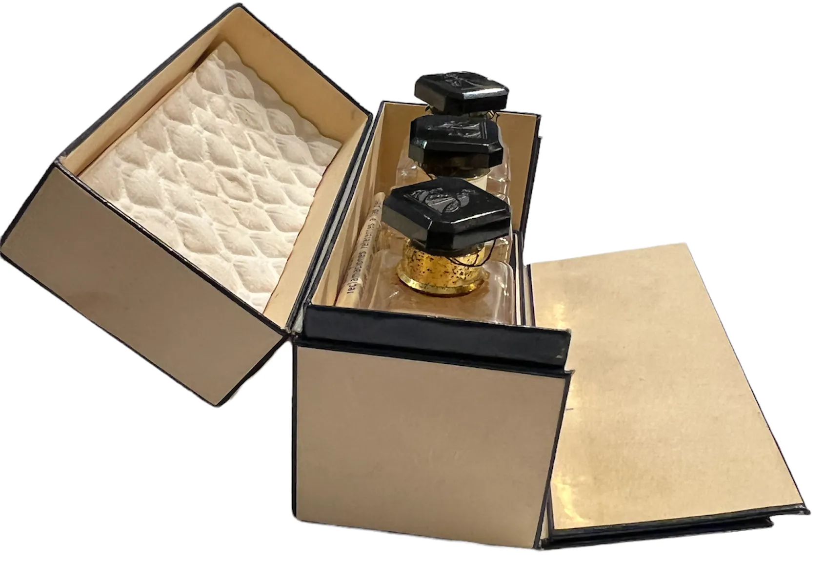Flacon de parfum antique dans une boîte avec des accents dorés et trois flacons