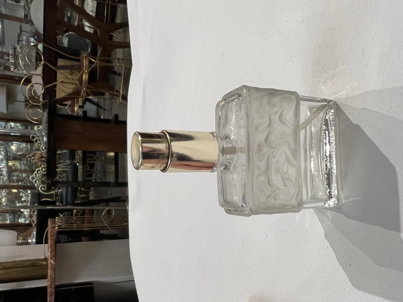 古董香水瓶，带有闪亮的瓶盖和复杂的设计