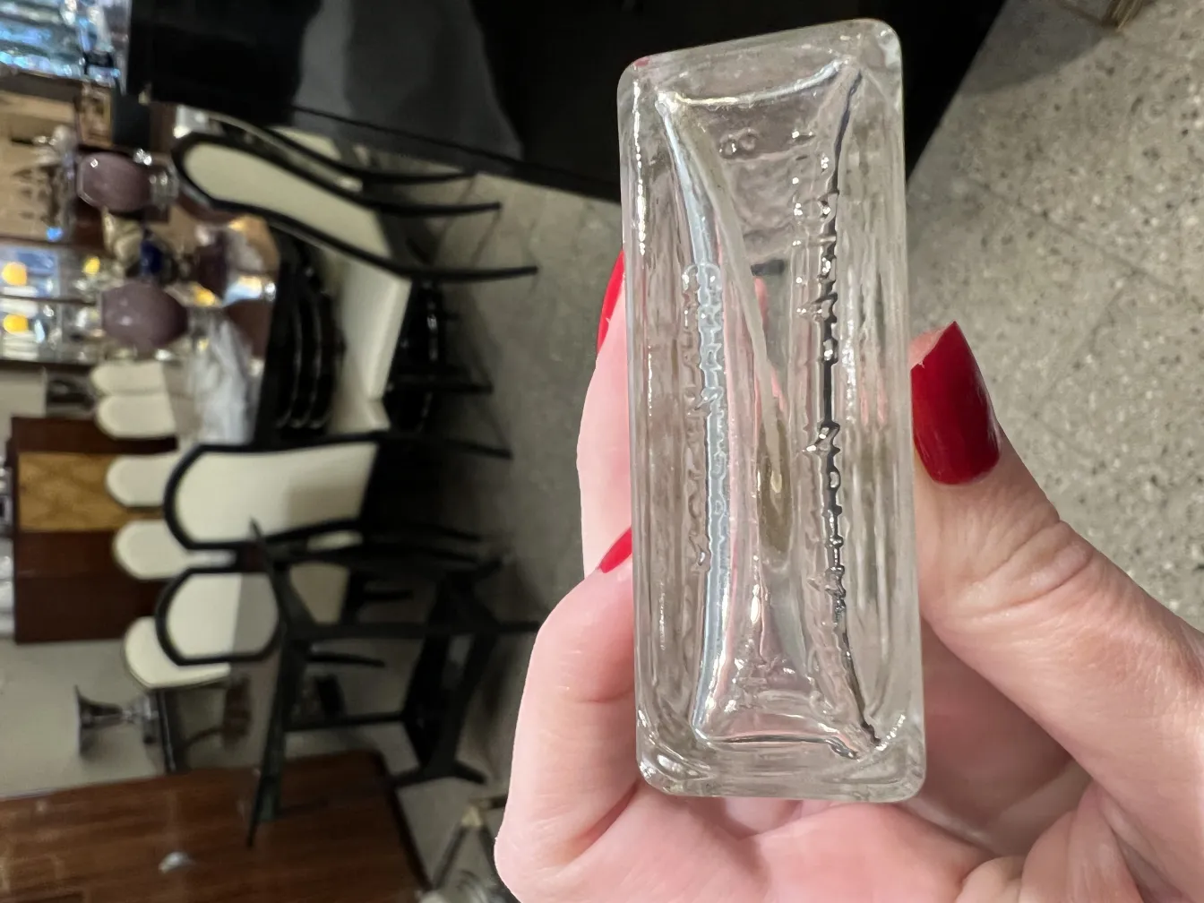 frasco de perfume antiguo con forma elegante y tallas