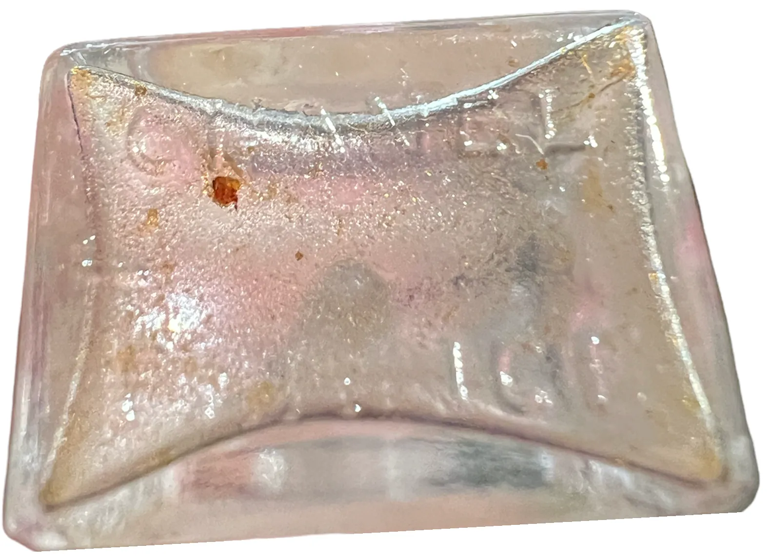 古い香水瓶、枕の形、摩耗したディテールとエレガントなデザインで、微妙に光を反射。