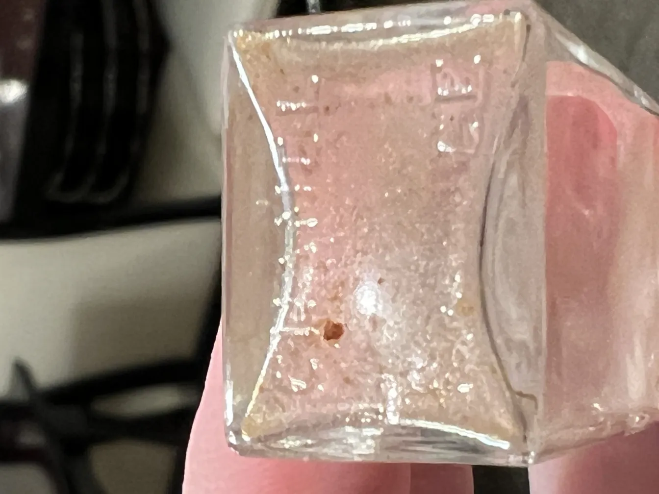 Flacon de parfum ancien avec des détails visibles et une ambiance chaleureuse