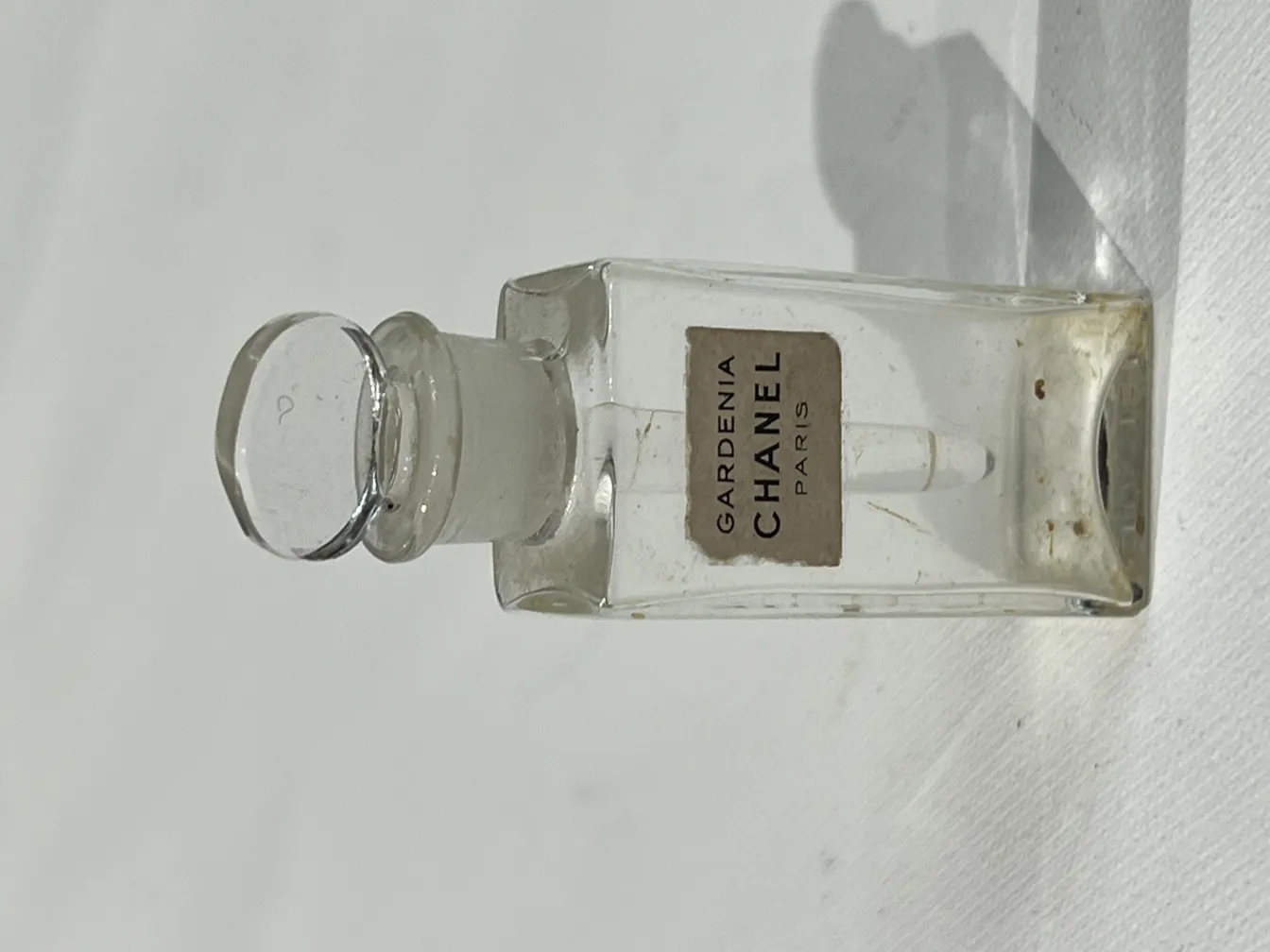 flacon de parfum ancien Gardenia Chanel avec étiquette