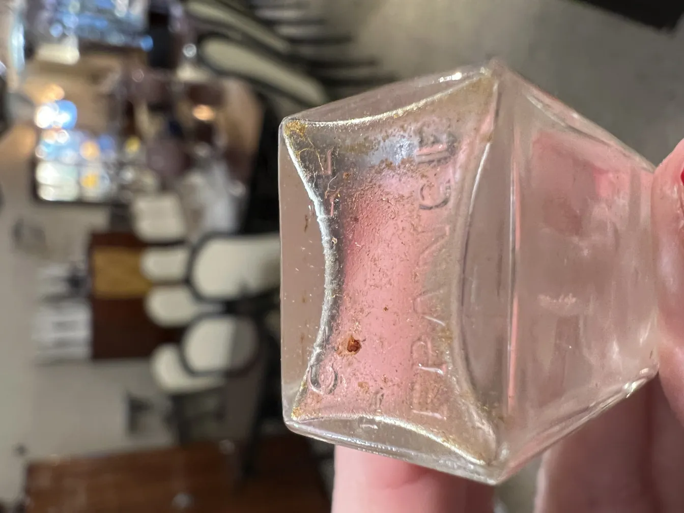 flacon de parfum ancien avec un design élégant et distinctif, dans un cadre classique