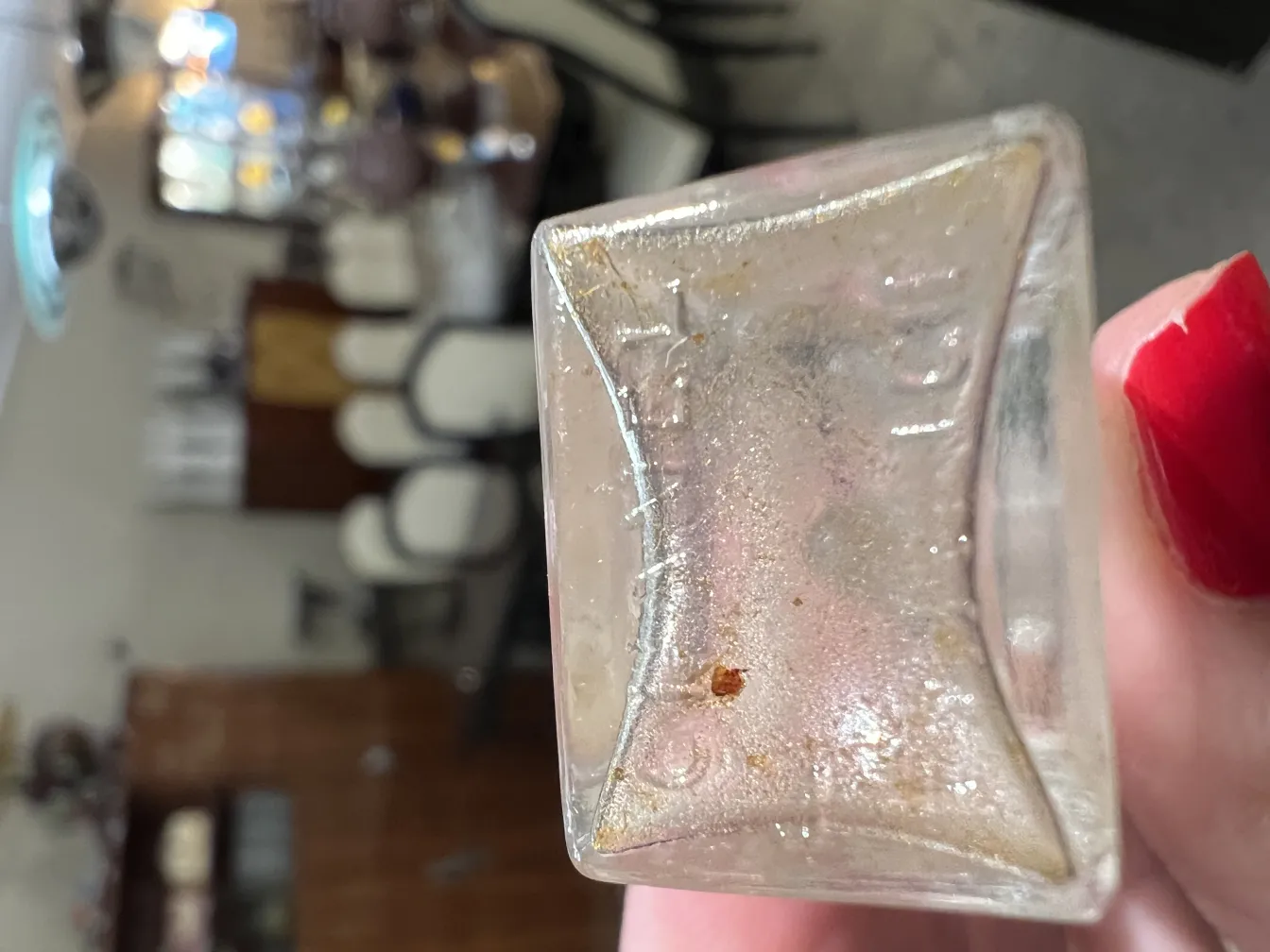 antike Parfümflasche mit sichtbaren Details und gemütlicher Atmosphäre