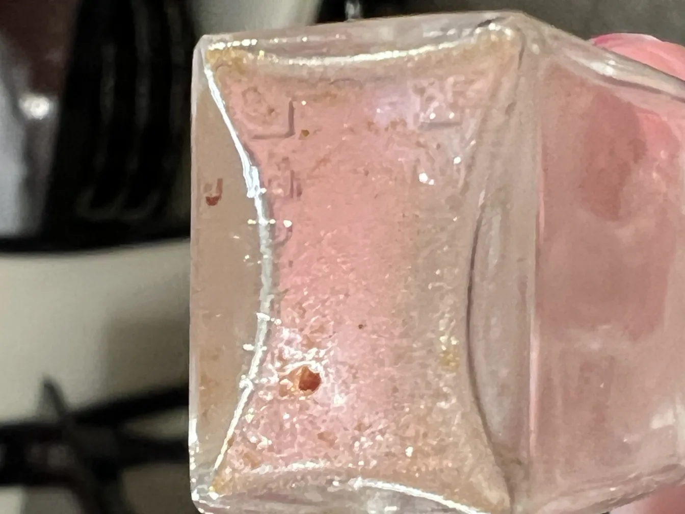 带有可见装饰细节和独特设计的古董香水瓶