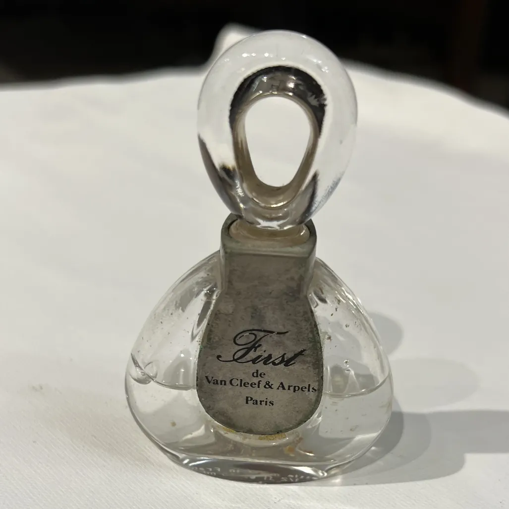 antikovyj flakon dlya dukhov s elegantsnym dizajnom i etiketkoj.