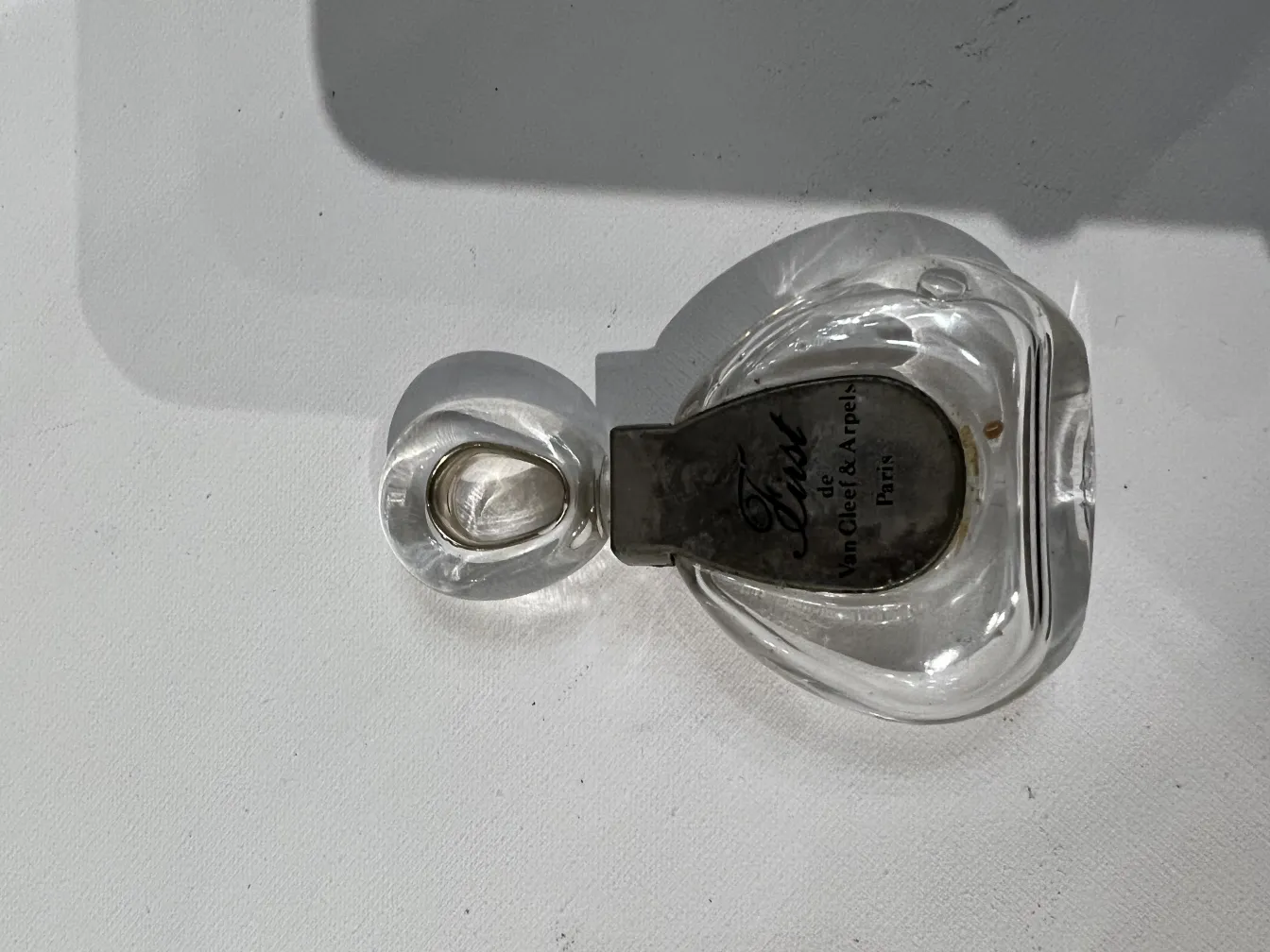 古董香水瓶，带有独特设计和盖子