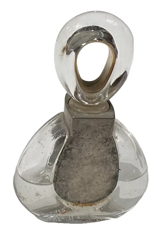 alte Parfümflasche mit eleganter Form und auffälligem Deckel, verziert mit subtilen Details