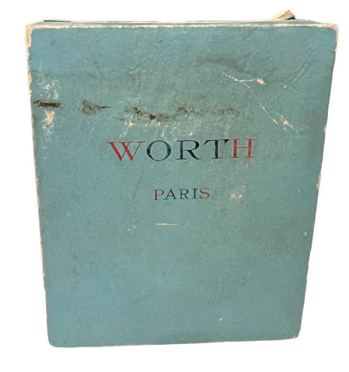 flacone di profumo antico con dettagli blu, marca worth, parigi.