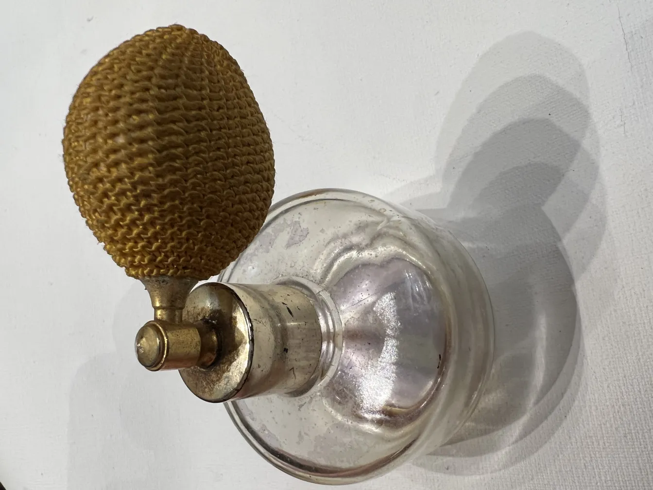 frasco de perfume antigo com design clássico e atomizador.