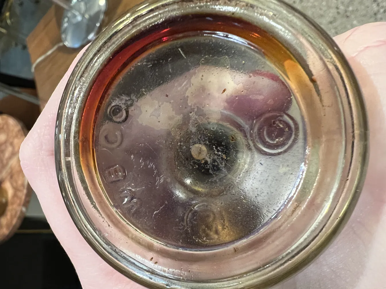 vue du fond d'un flacon de parfum ancien avec détails visibles