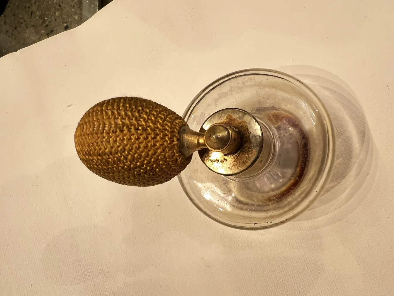 古董香水瓶，呈椭圆形，带金色喷雾器