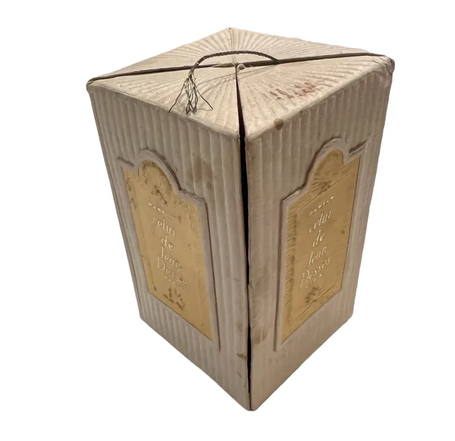 flacon de parfum ancien avec des détails et des étiquettes dorées