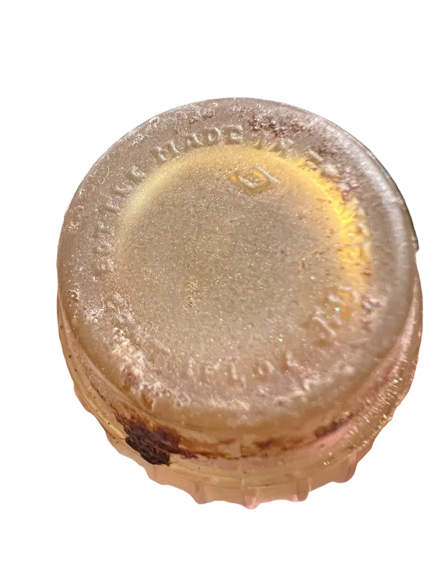 flacon de parfum ancien montrant des caractéristiques distinctives et une texture unique