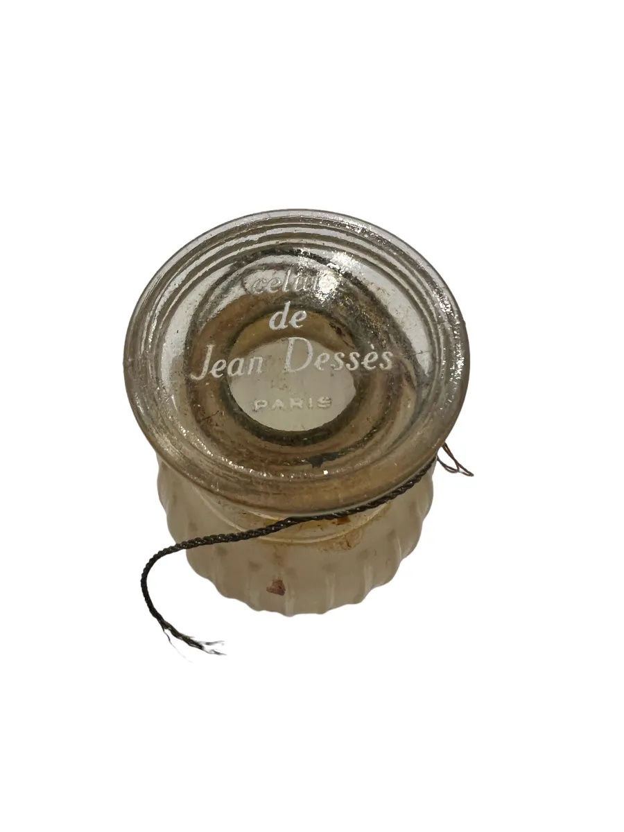 Antike Parfümflasche mit elegantem Design und klaren Details.