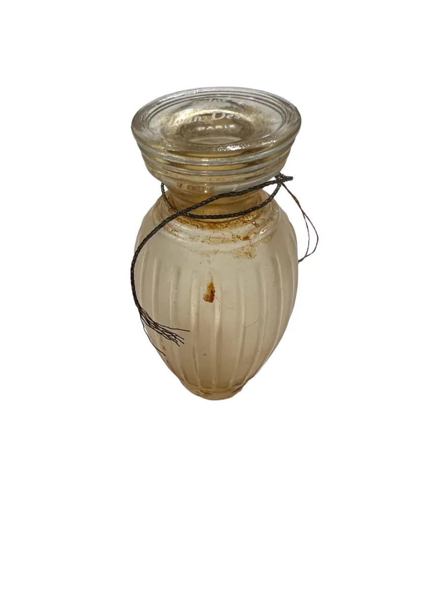 Antike Parfümflasche mit handgefertigtem Design und Deckel.