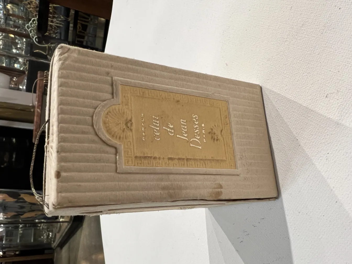 Antike Parfümflasche von Jean Desses, klassisches Design, eleganter Hintergrund.