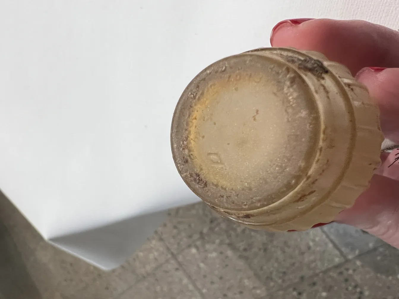 flacone di profumo antico con design semplice e classico, leggermente usurato