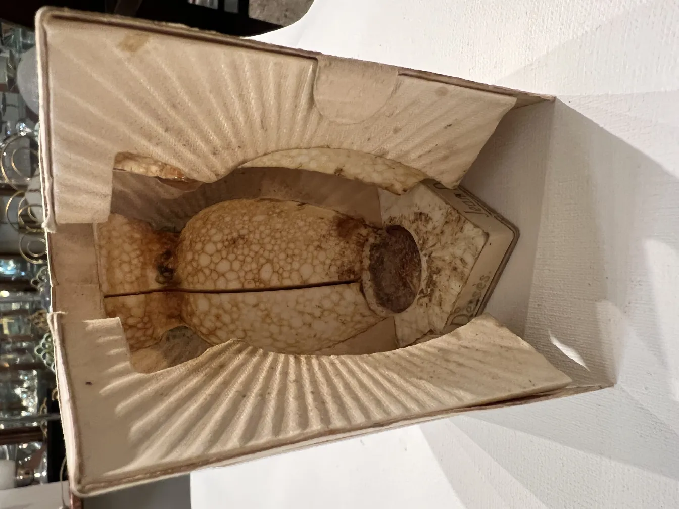 古董经典香水瓶在磨损的盒子里