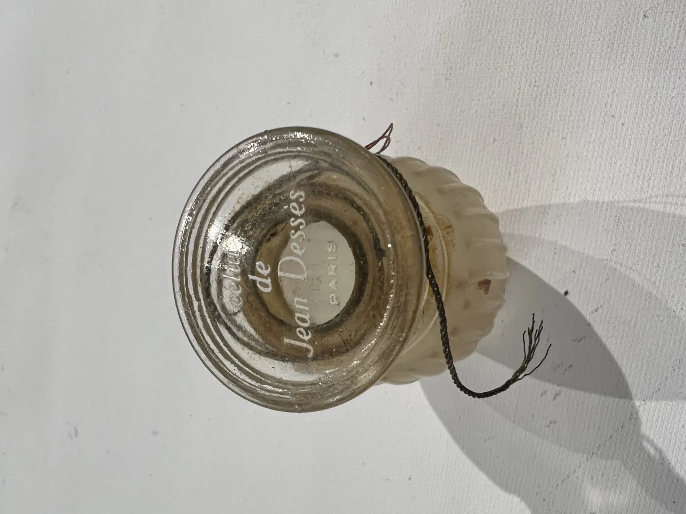 Antiker Parfümflakon mit dekorativen Merkmalen, zeigt ein einzigartiges und detailliertes Design, ideal für Sammler.