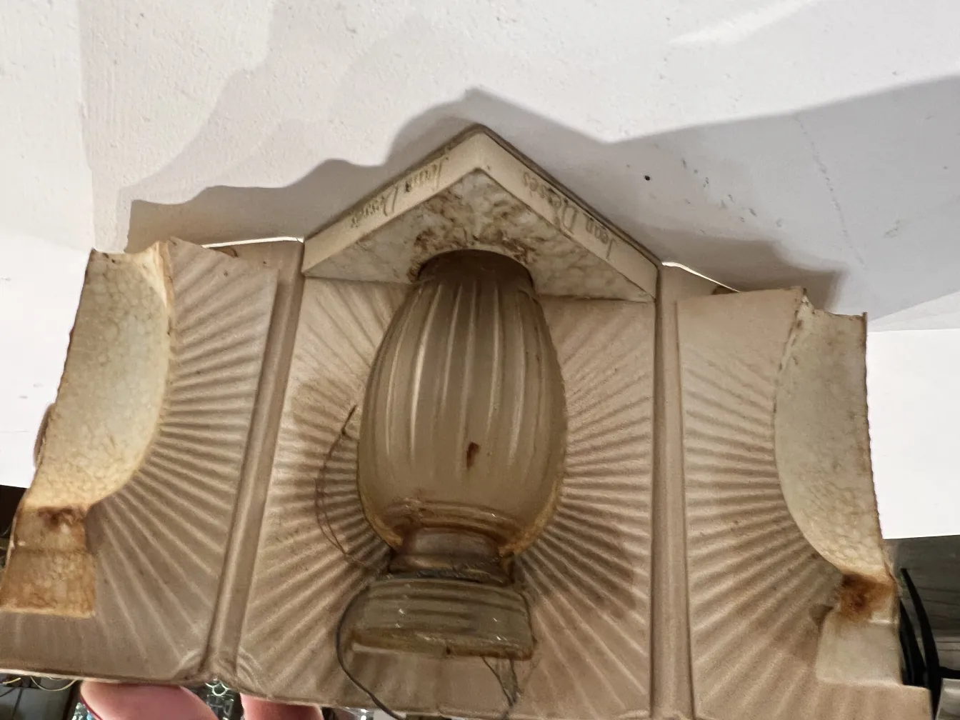 Flacon de parfum ancien avec un design classique et des détails complexes