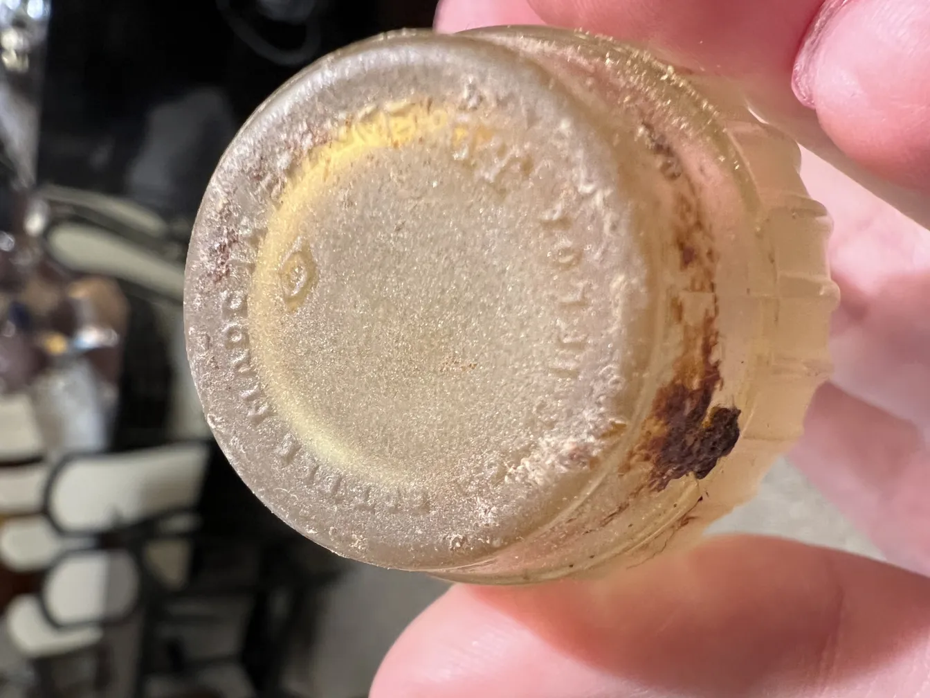 古董香水瓶，带有装饰细节和可见污垢