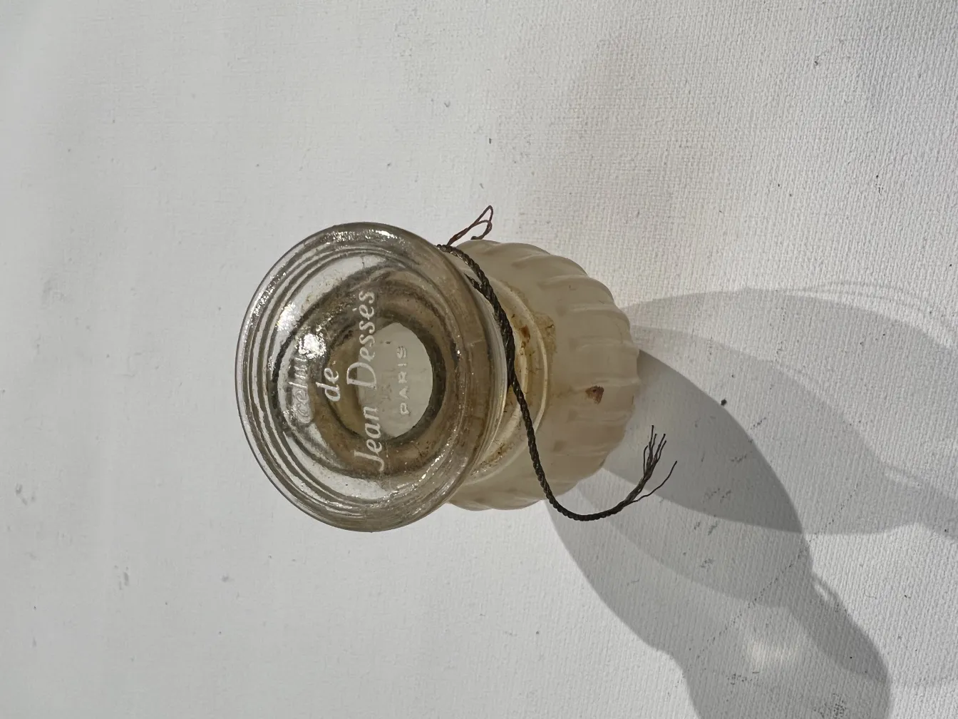 frasco de perfume antigo com detalhes clássicos de Jean Desses