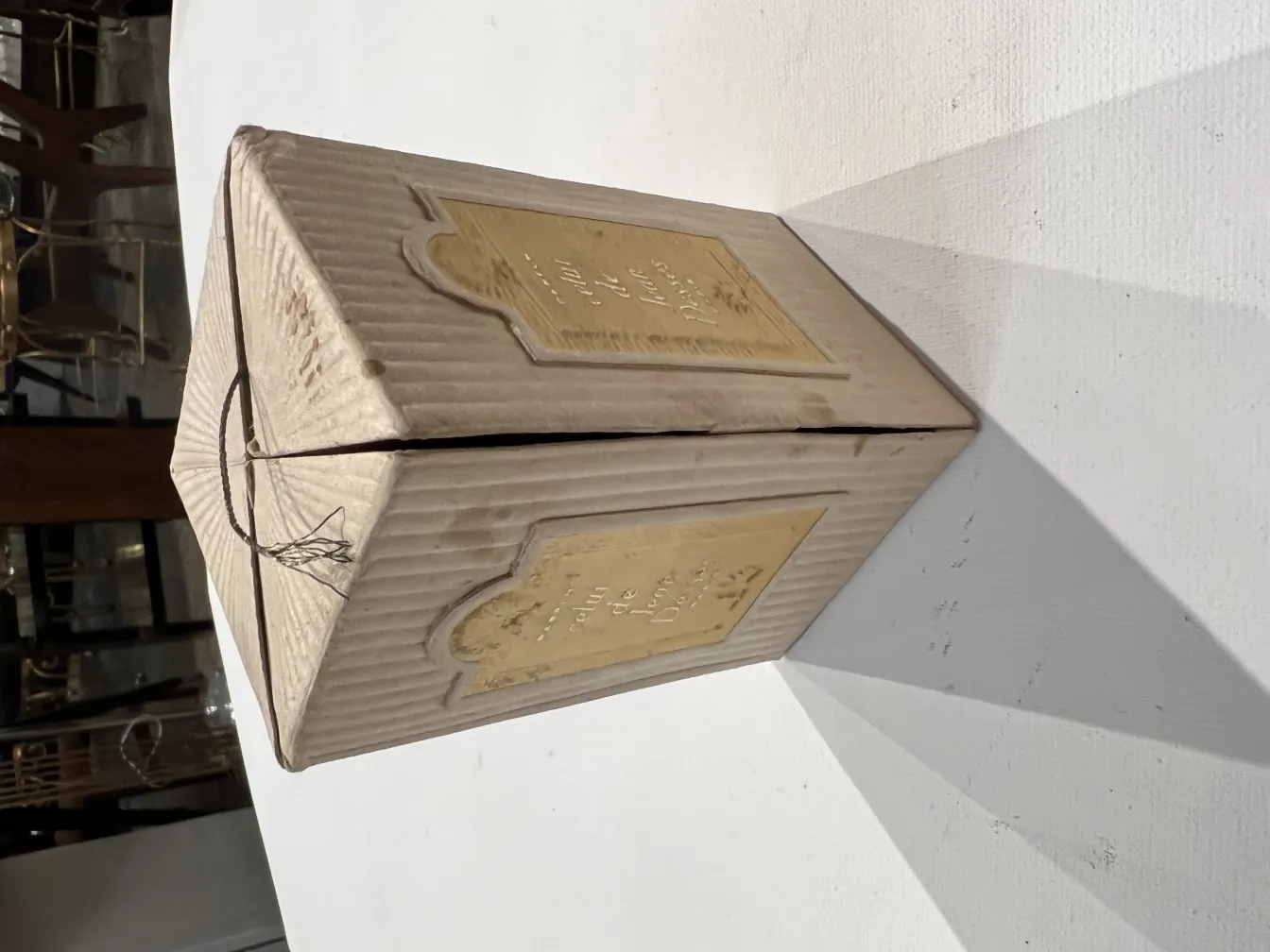 Flacon de parfum ancien avec étiquetage doré et design classique