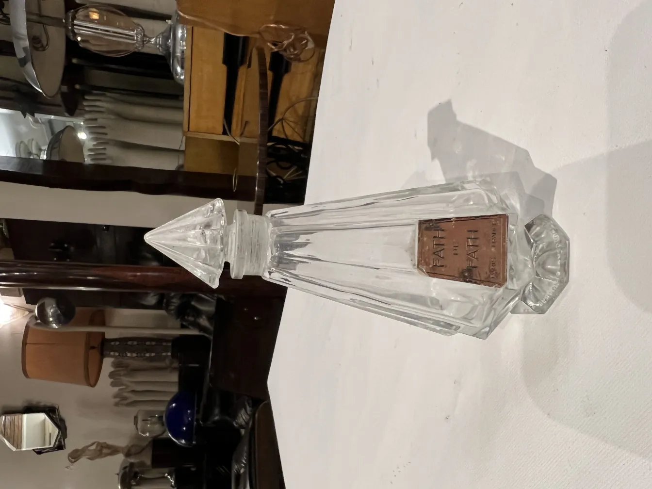 flacon de parfum ancien transparent dans un environnement doux