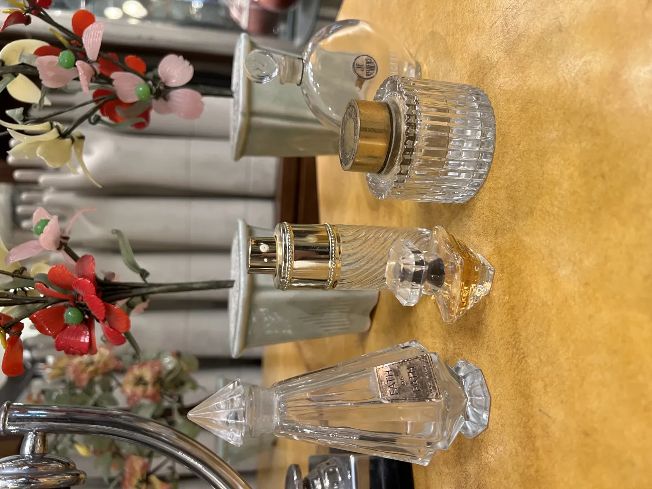 flacon de parfum ancien décoré sur une table