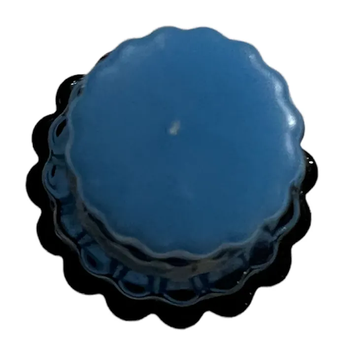 flacone di profumo antico blu con bordo ondulato