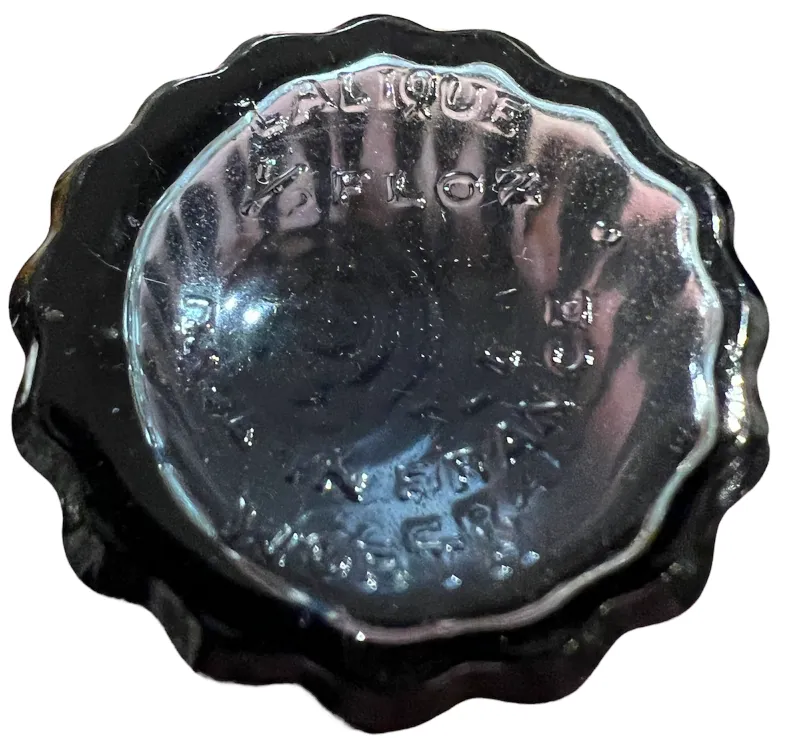 Flacone di profumo antico con design decorativo sul tappo