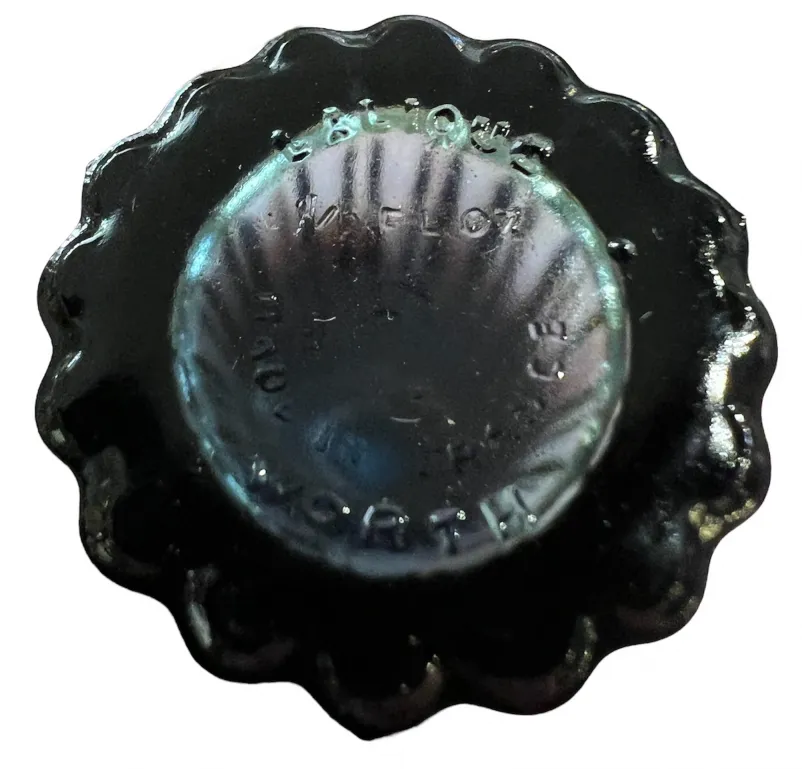 capuchon rond avec détails décoratifs, flacon ancien