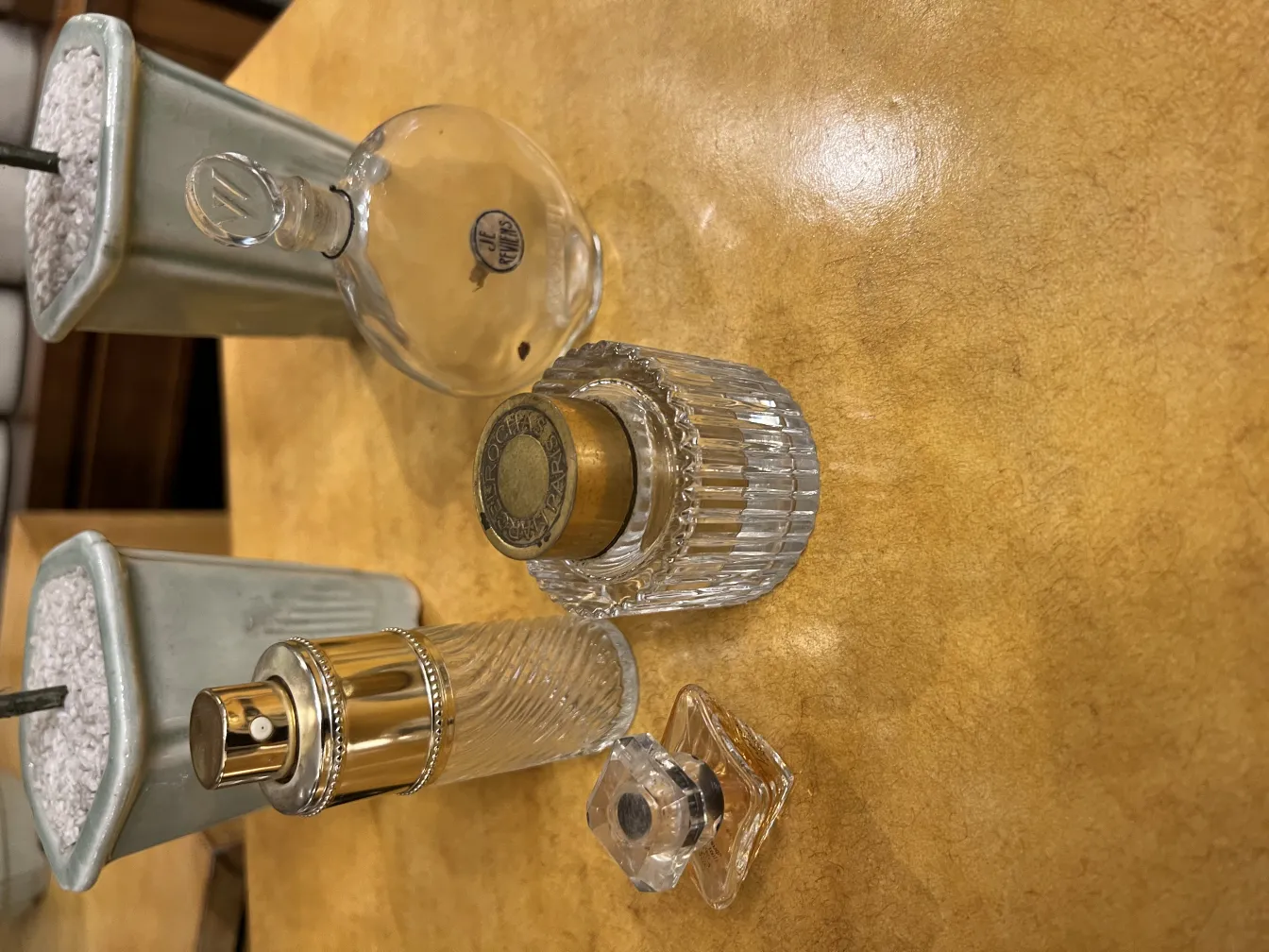 divers flacons de parfum anciens sur une table