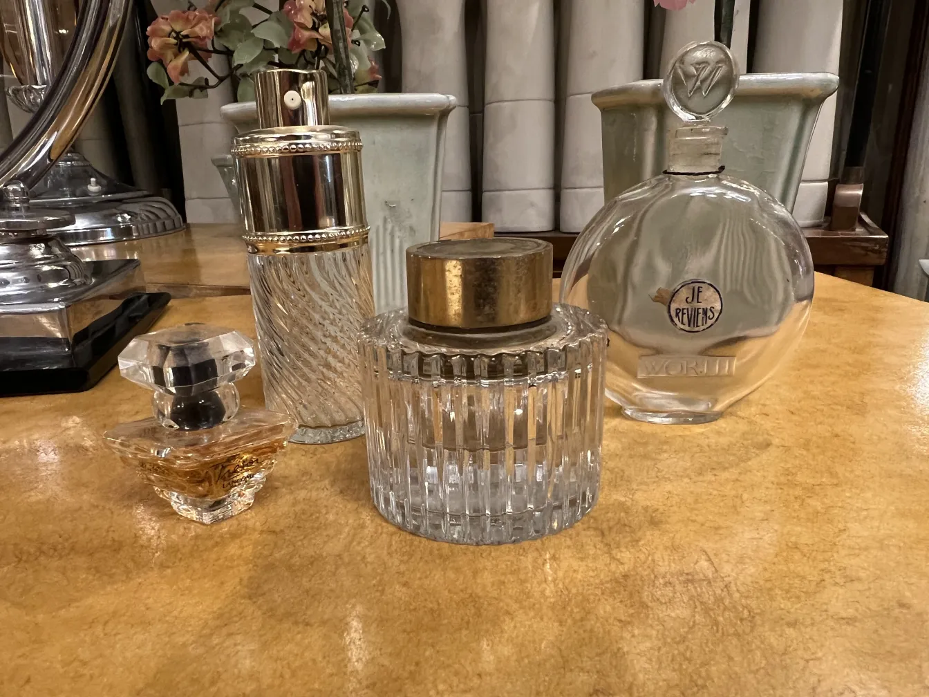 klassische antike Parfümflasche mit feinen Details in einem eleganten Umfeld