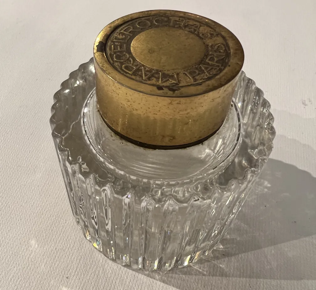 古董香水瓶有金色盖子，非常适合收藏者，底部有细节。