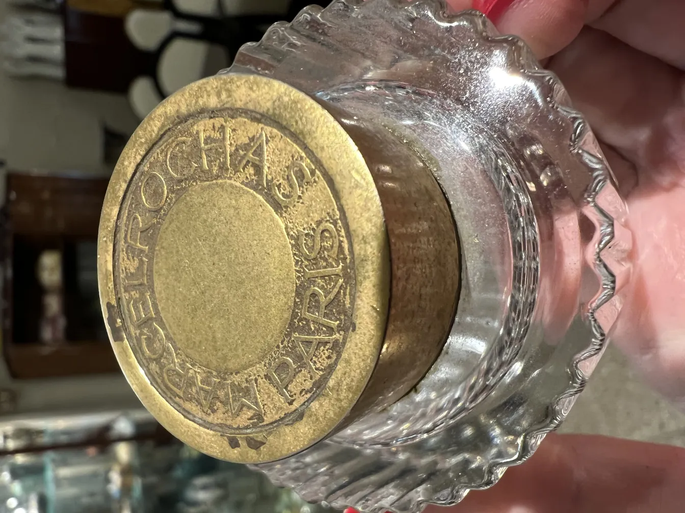 زجاجة عطر قديمة مع غطاء ذهبي وتصميم معقد