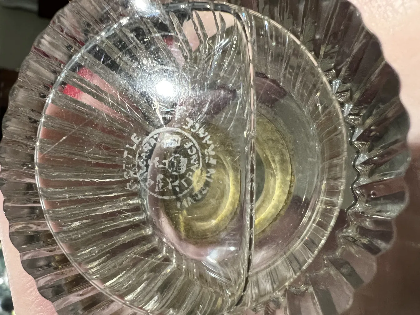 Flacone di profumo antico con design elegante e dettagli raffinati, su sfondo neutro.