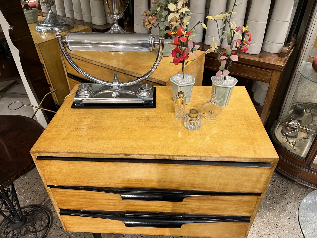 Flacon de parfum ancien avec un design décoratif sur une table