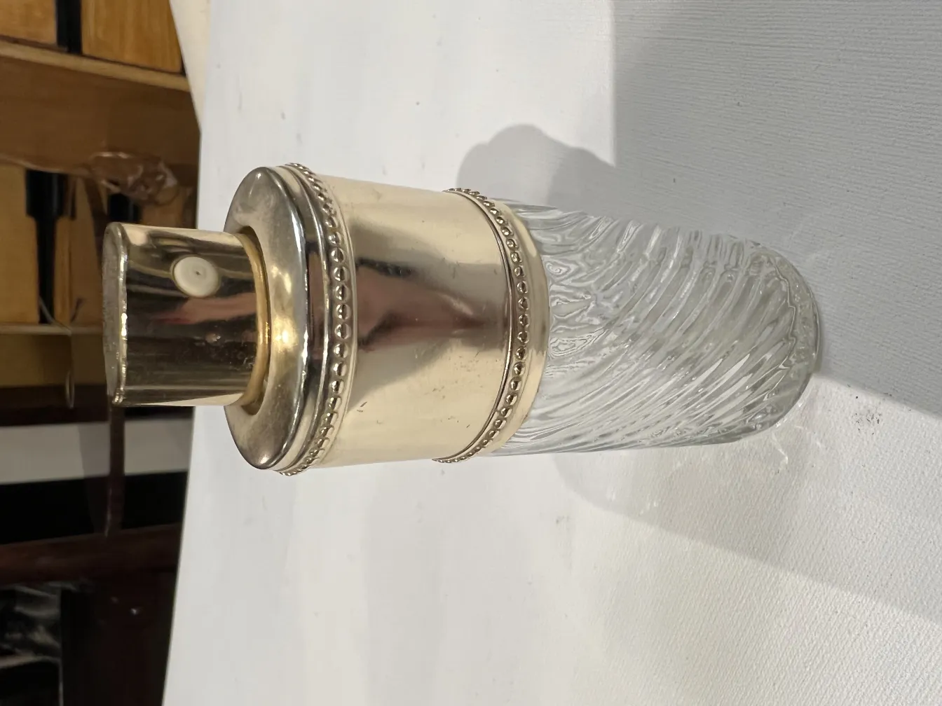 antike Parfümflasche mit dekorativem goldenen Deckel