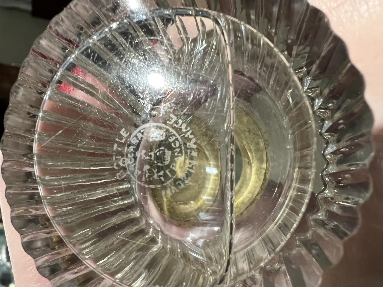 antike Parfümflasche mit einem eleganten Design und einem Glasdeckel, vor einem sanften Hintergrund