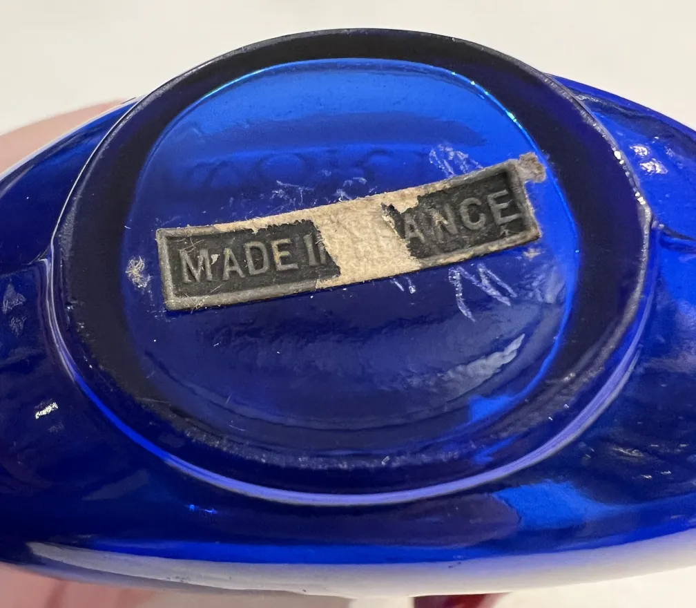 frasco azul de perfume antigo com etiqueta removida