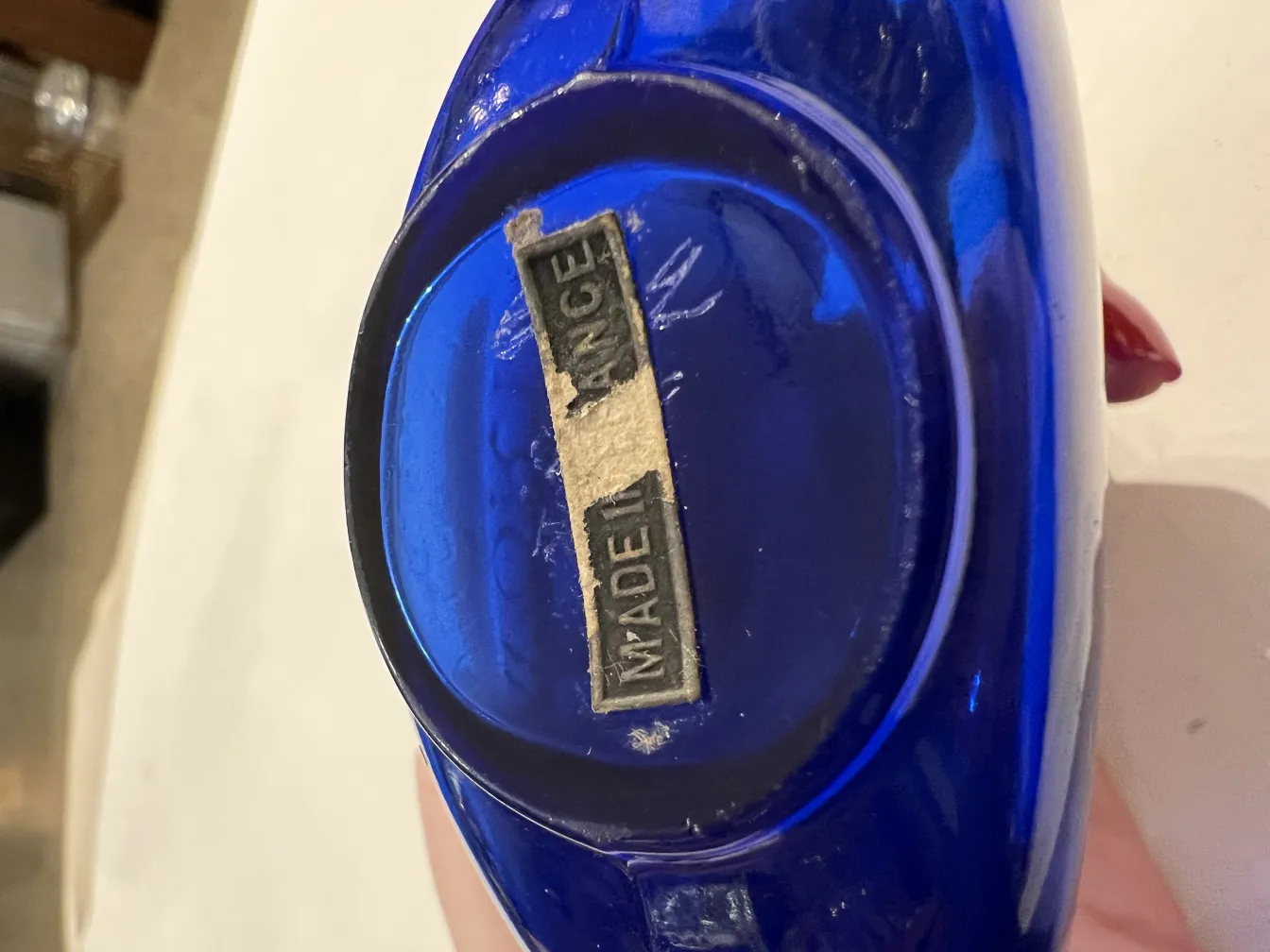 زجاجة عطر قديمة زرقاء مع ملصق