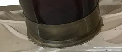 Detalhe da base de um frasco de perfume antigo