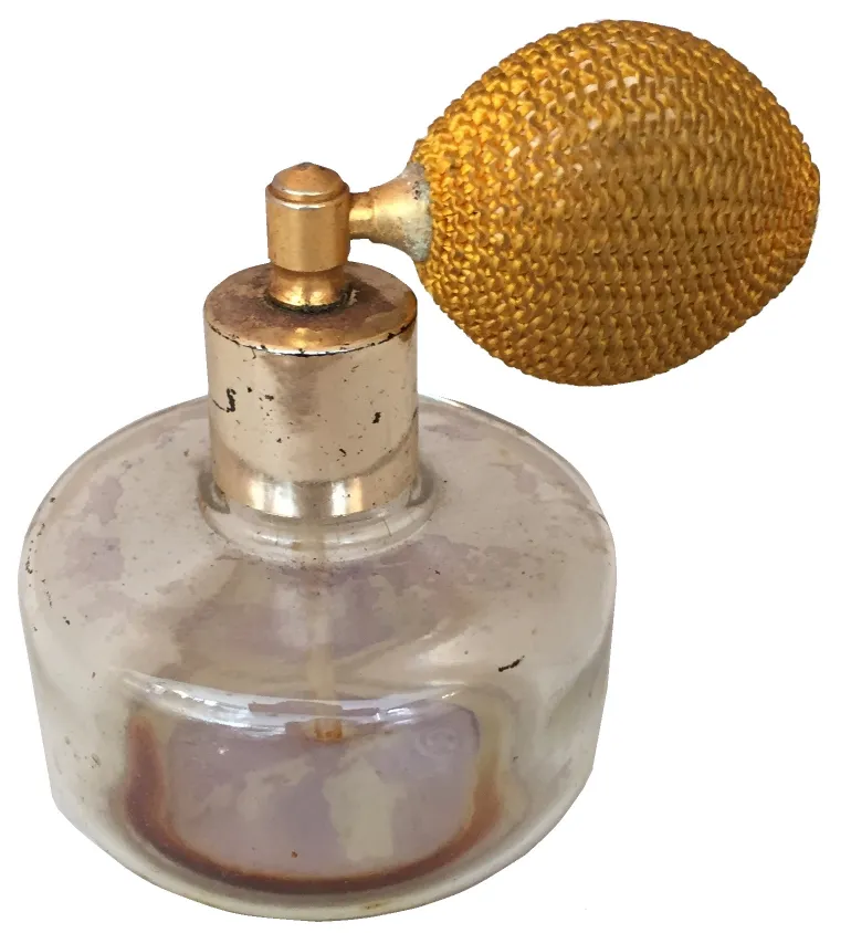 زجاجة عطر قديمة ذات تصميم أنيق ورذاذ أصفر