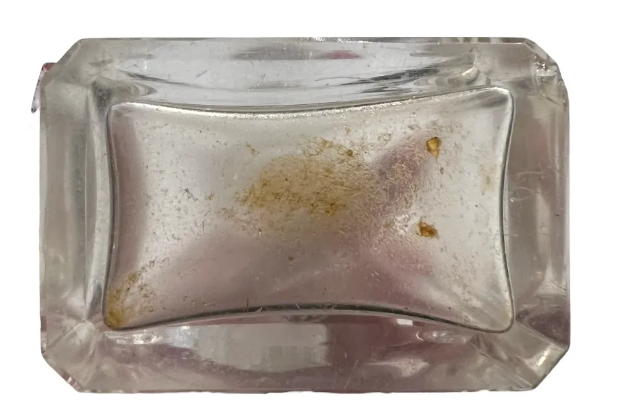 flacone di profumo antico con design unico e dettagli